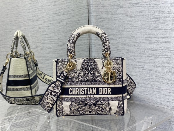  Handbag   Dior  size 24 cm