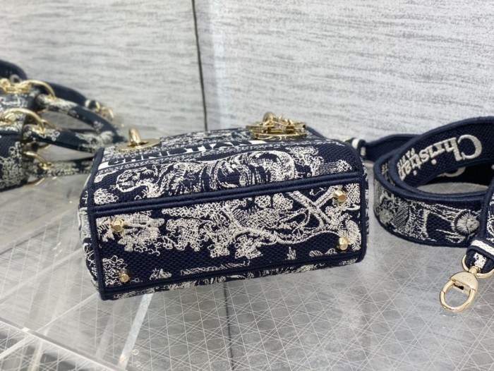 Handbag   Dior  size  𝟏𝟕 𝐜𝐦