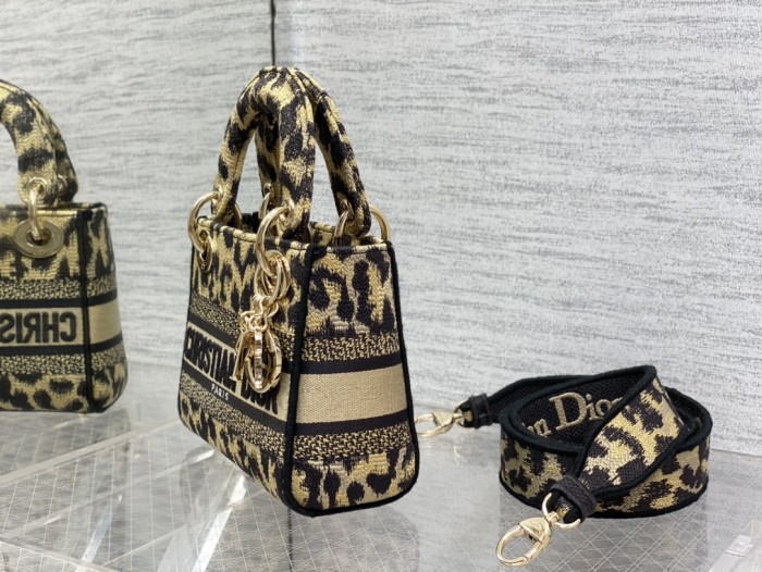 Handbag   Dior  size  𝟏𝟕 𝐜𝐦