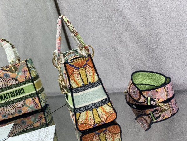 Handbag   Dior  size 24 cm