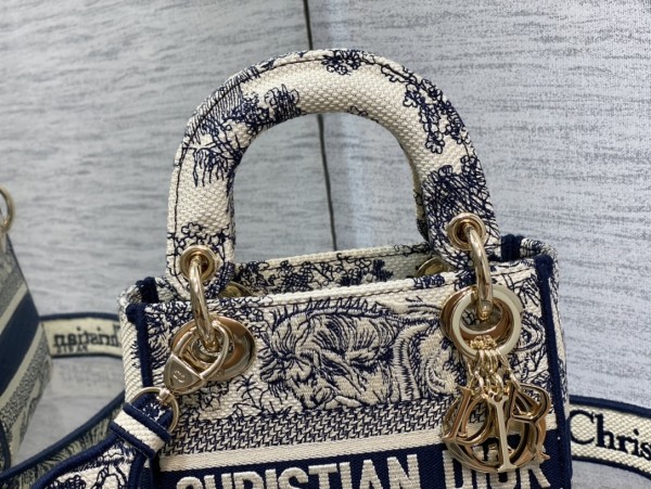 Handbag   Dior  size 𝟏𝟕 𝐜𝐦