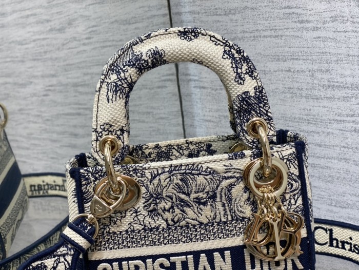 Handbag   Dior  size 𝟏𝟕 𝐜𝐦