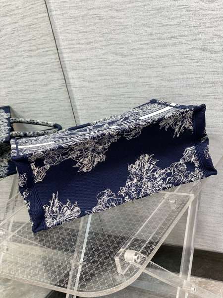  Handbag   Dior  size  42*18*35 cm