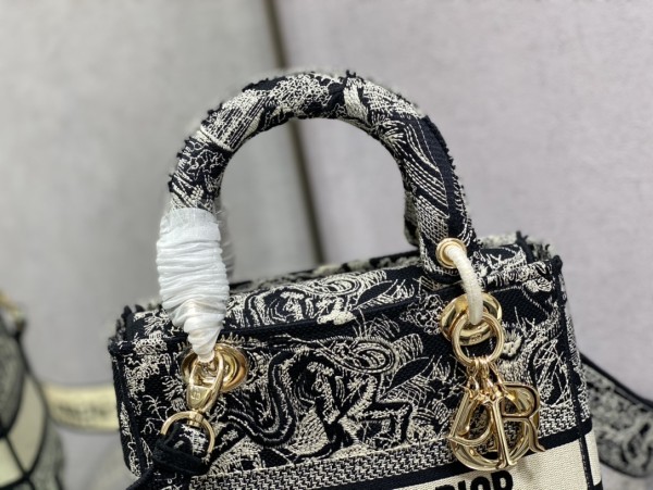 Handbag   Dior  size 24 cm