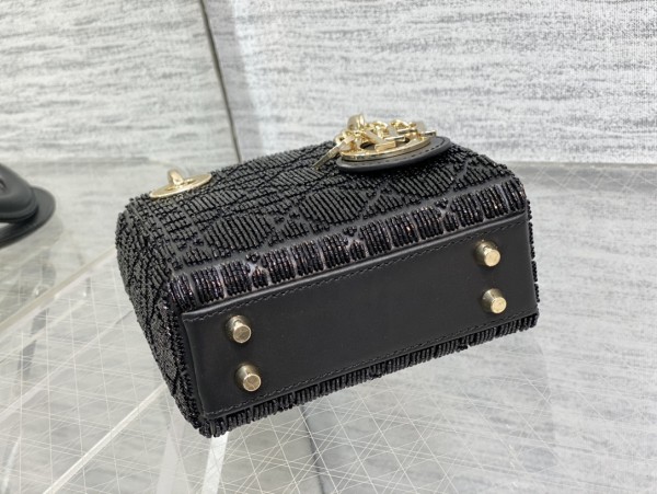 Handbag  Dior   size  12*10*5 cm