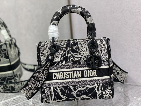 Handbag   Dior  size 24 cm