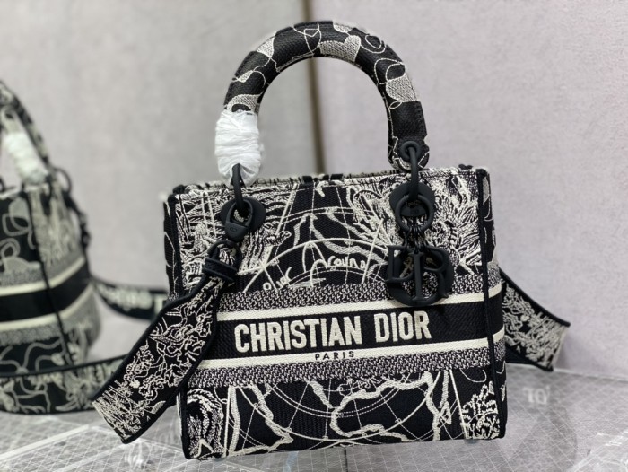 Handbag   Dior  size 24 cm