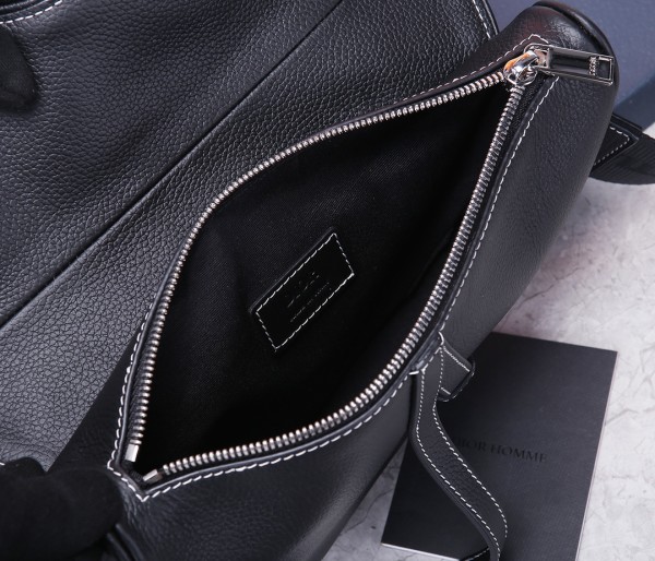  Handbag   Dior  size  26 x 19 x 4.5  cm