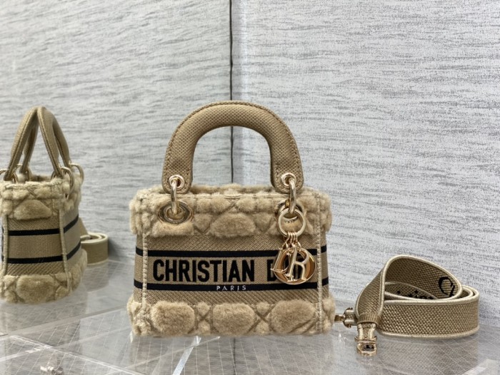 Handbag   Dior  size  17 cm