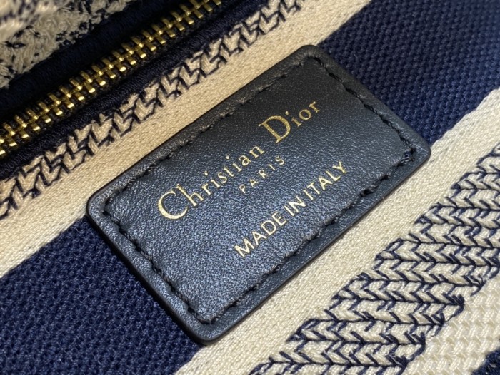 Handbag   Dior  size 𝟏𝟕 𝐜𝐦