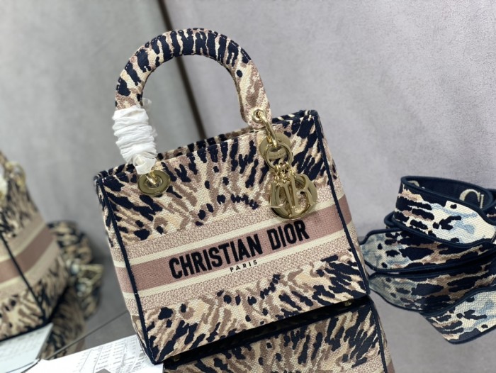 Handbag   Dior  size  24 cm