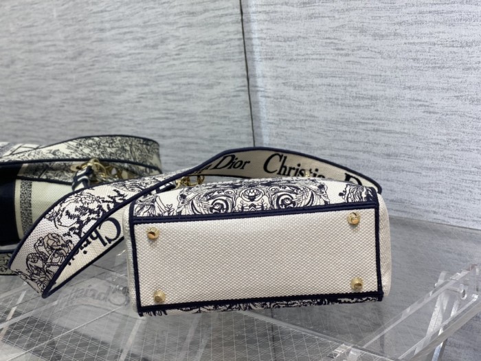  Handbag   Dior  size 24 cm