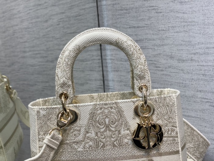  Handbag   Dior  size  24 cm
