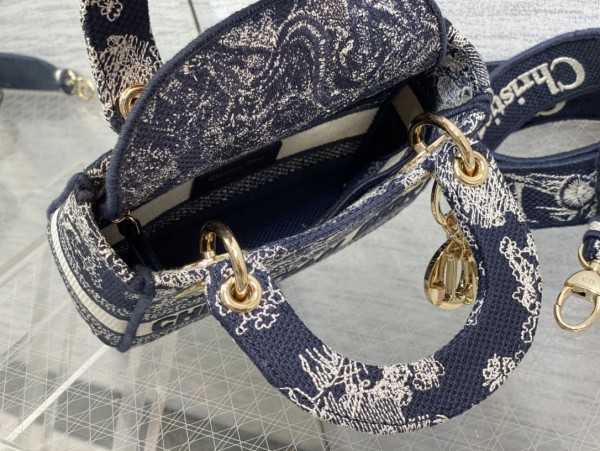 Handbag   Dior  size  𝟏𝟕 𝐜𝐦