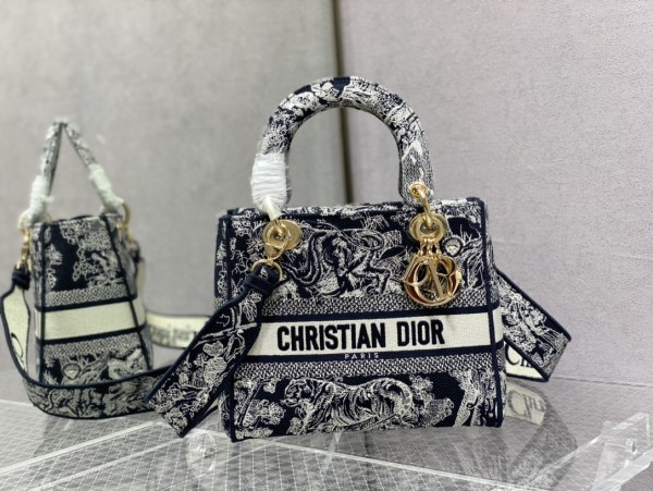 Handbag   Dior  size  24 cm
