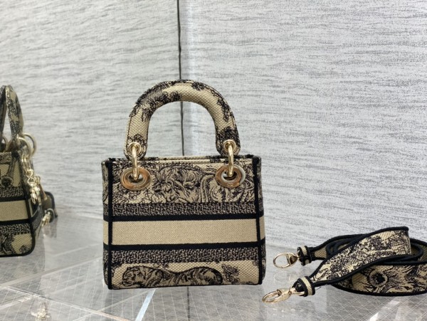 Handbag   Dior  size  𝟏𝟕 𝐜𝐦 