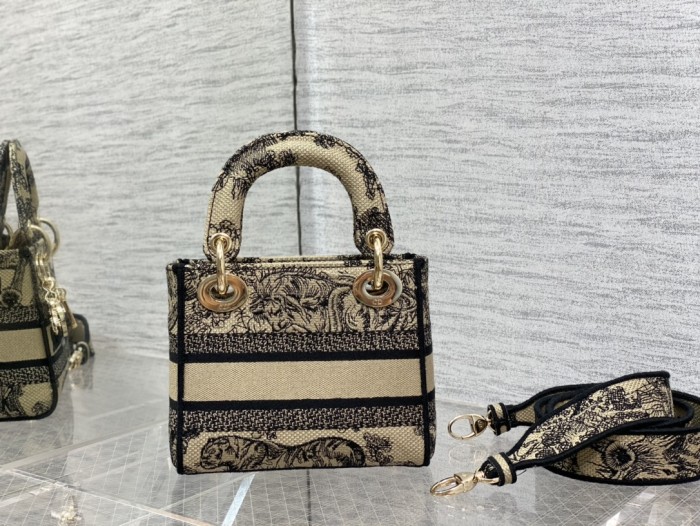 Handbag   Dior  size  𝟏𝟕 𝐜𝐦 