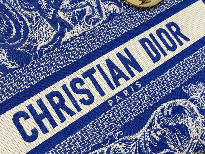  Handbag   Dior  size 24 cm