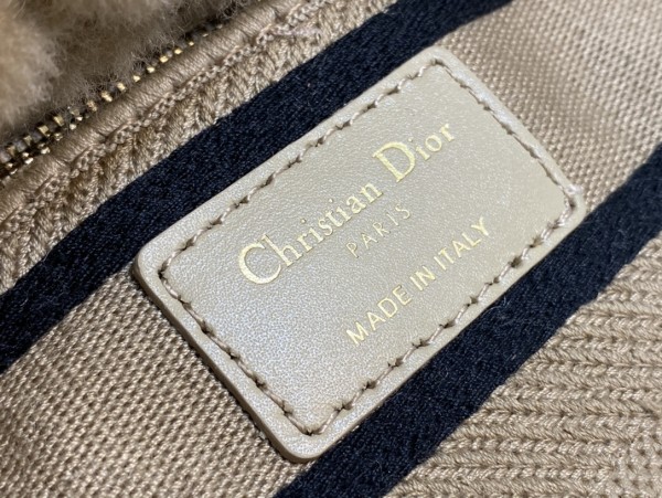 Handbag   Dior  size  17 cm