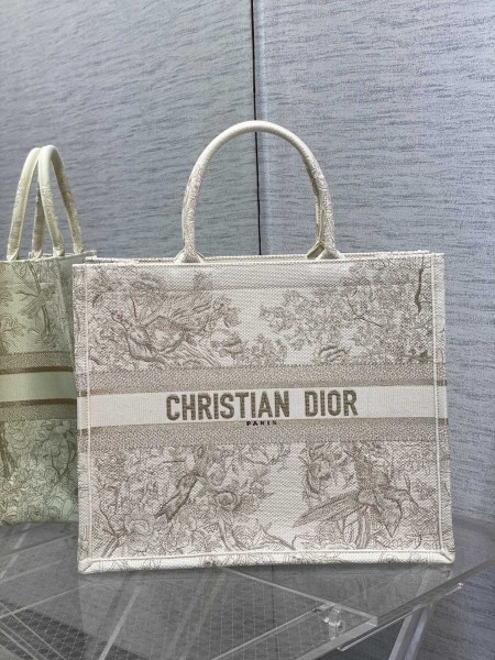Handbag   Dior  size  42*18*35 cm