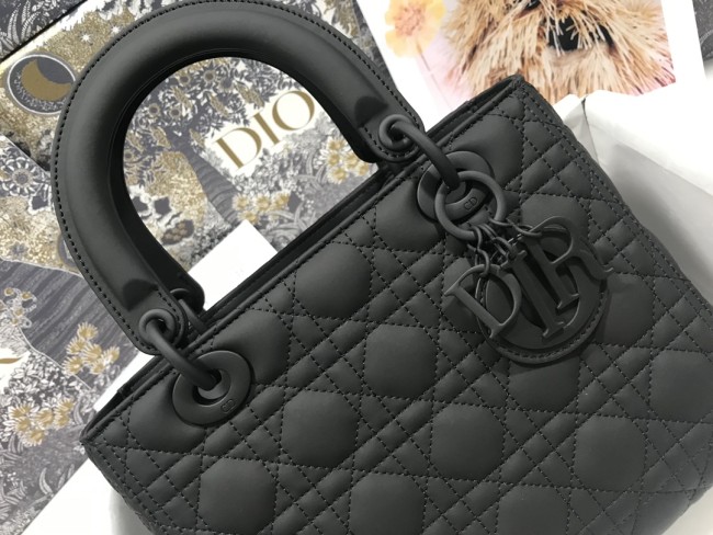 Handbag  Dior   M0565  size  24 x 20 x 11  cm