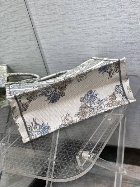  Handbag   Dior  size 42*18*35 cm