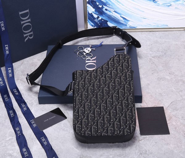  Handbag   Dior  CD93306  size  16*21*5  cm