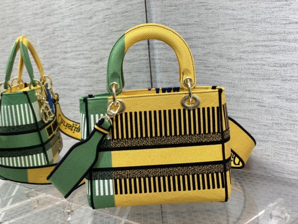  Handbag   Dior  size 24 cm