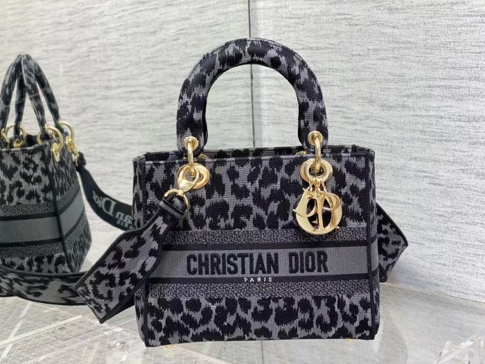 Handbag   Dior  size  24 cm