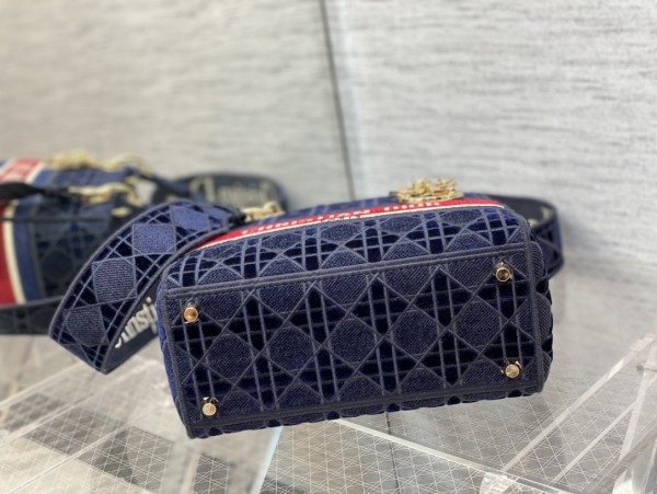  Handbag   Dior  size 24 cm