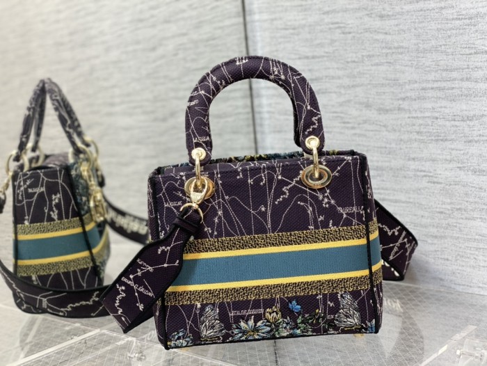  Handbag   Dior  size 24 cm