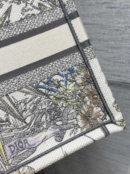 Handbag   Dior  size 26*8*22 cm