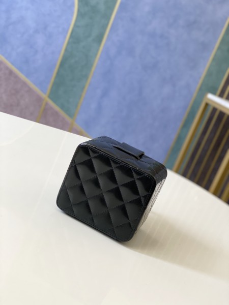 Handbag    Chanel  size  11*9.5*8.5 cm