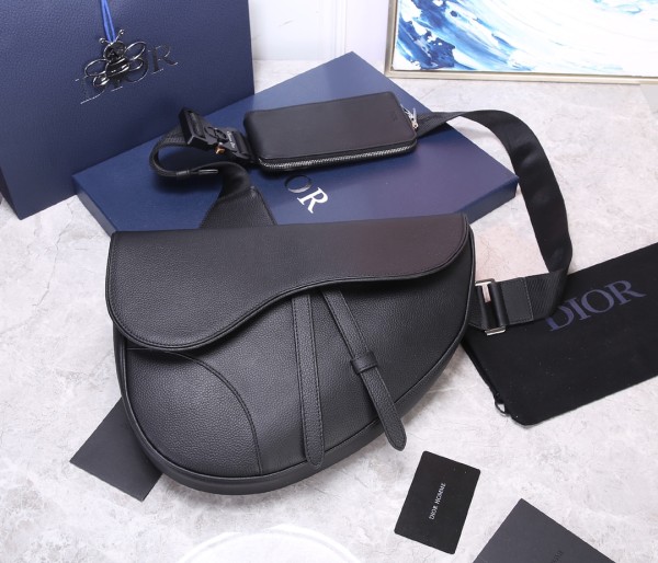  Handbag   Dior  size  34 x 25.5 x 5  cm