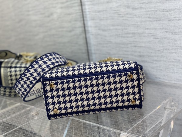  Handbag   Dior  size  24 cm