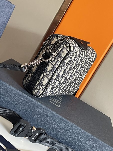  Handbag   Dior  93359  size  22x 15x 6  cm