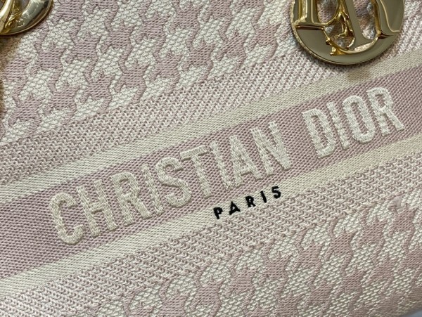  Handbag   Dior   size  24 cm