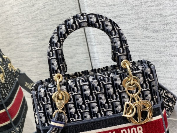  Handbag   Dior  size  24 cm