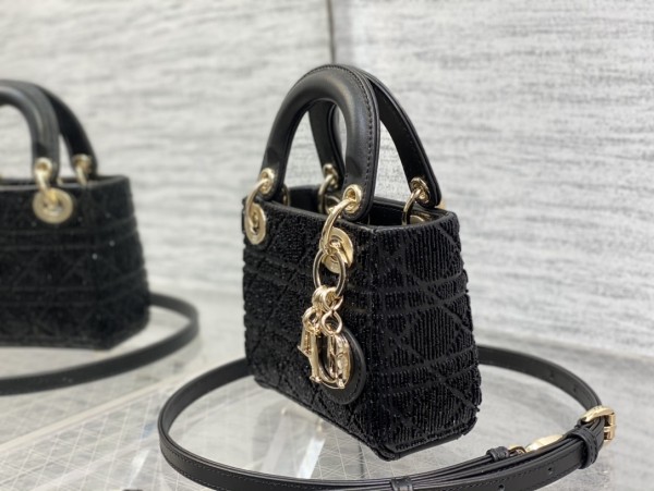 Handbag  Dior   size  12*10*5 cm