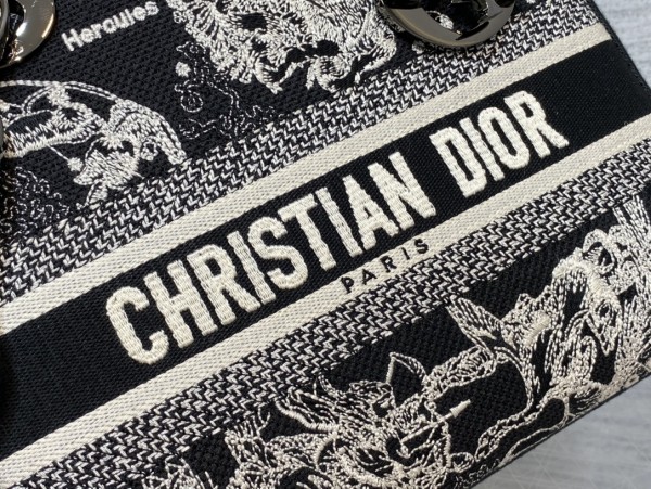  Handbag   Dior  size  24 cm