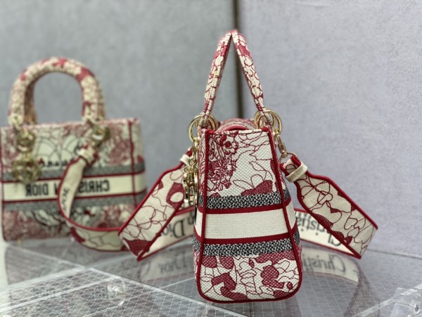  Handbag   Dior  size  24 cm