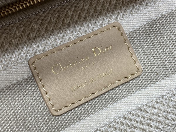 Handbag   Dior   size  24 cm