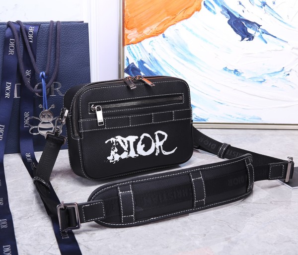  Handbag   Dior  size  22 x 15 x 6  cm