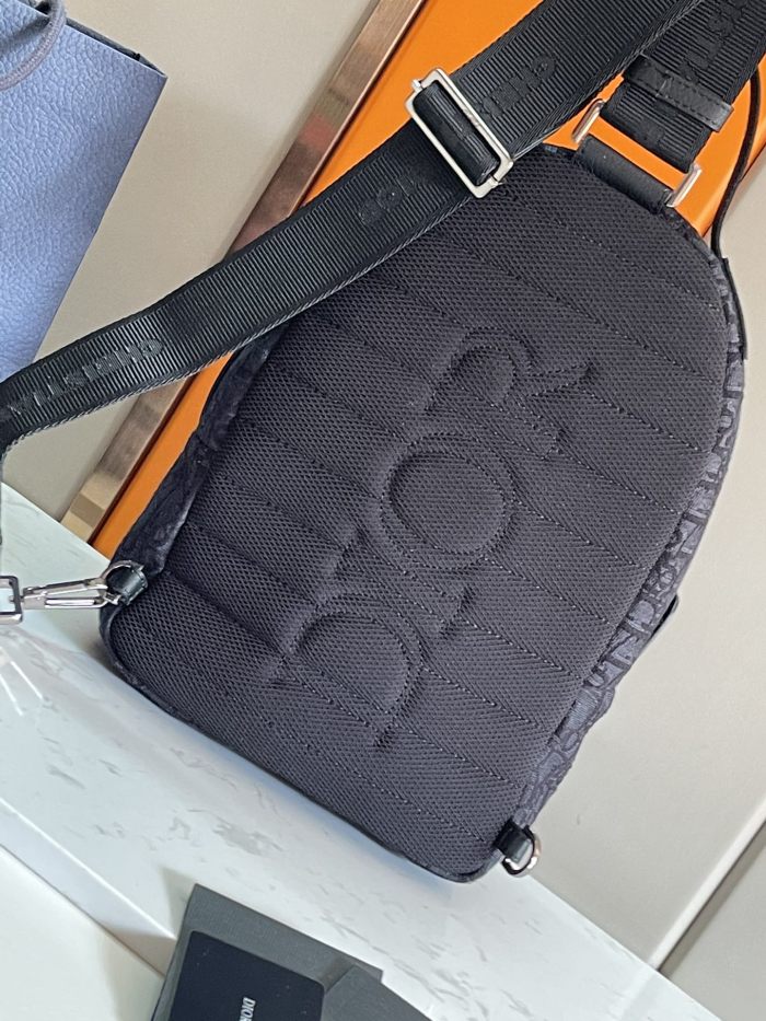  Handbag   Dior   size  21 x 32 x 10  cm