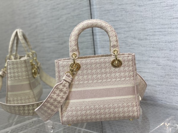  Handbag   Dior   size  24 cm