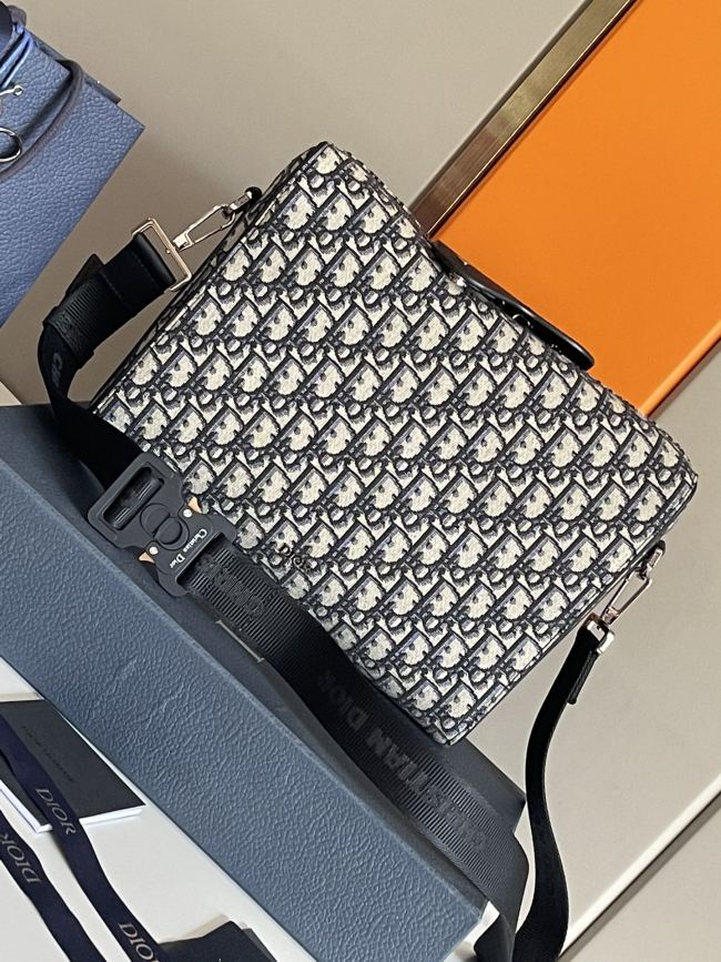  Handbag   Dior  93358  size  29x 21x 7  cm