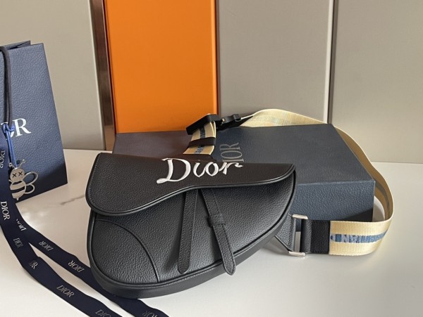  Handbag   Dior   93305  size 20x28.6x5 cm