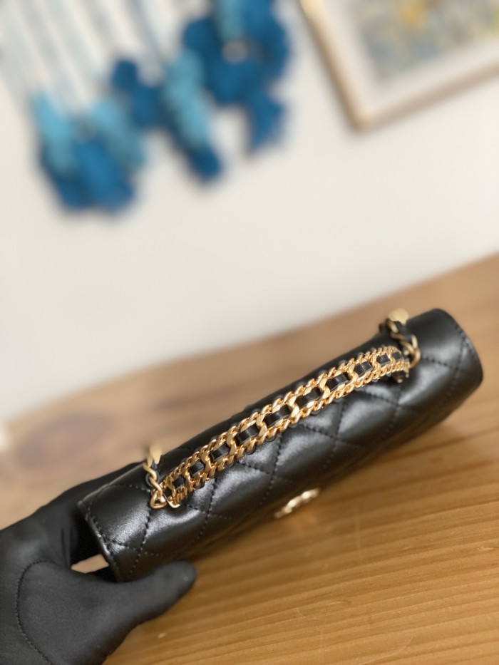 Handbag Chanel  81229  size  19 cm