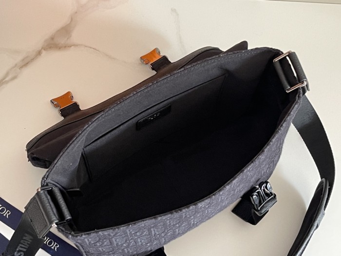  Handbag   Dior   93353  size  31 x 21 x 8  cm