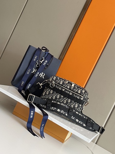  Handbag   Dior   size  22x15x5 cm